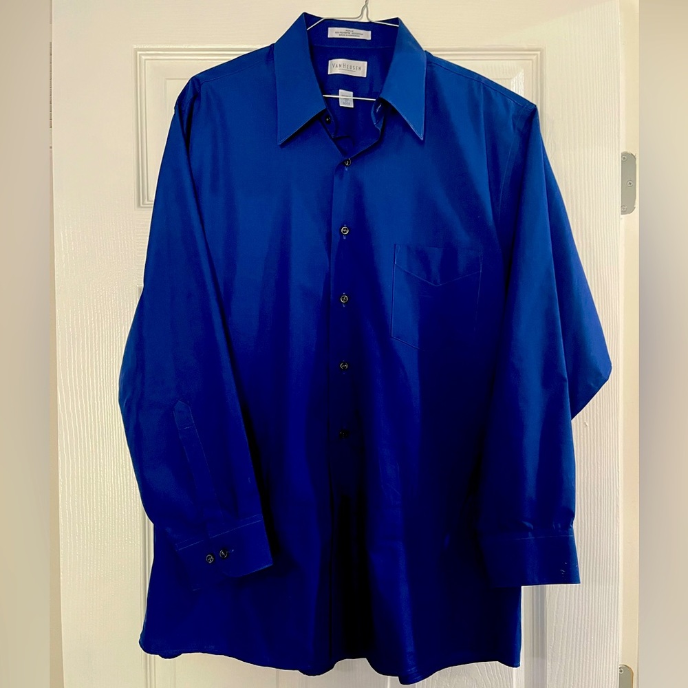 Mens dress shirt, like new great condition.